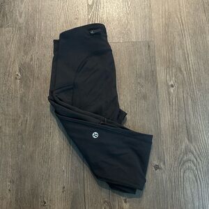 Lululemon final lap legging size 2 black with side pockets and back zipper